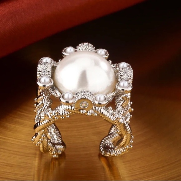 Sterling Silver Pearl Exaggerated Ring - Picture 2 of 10